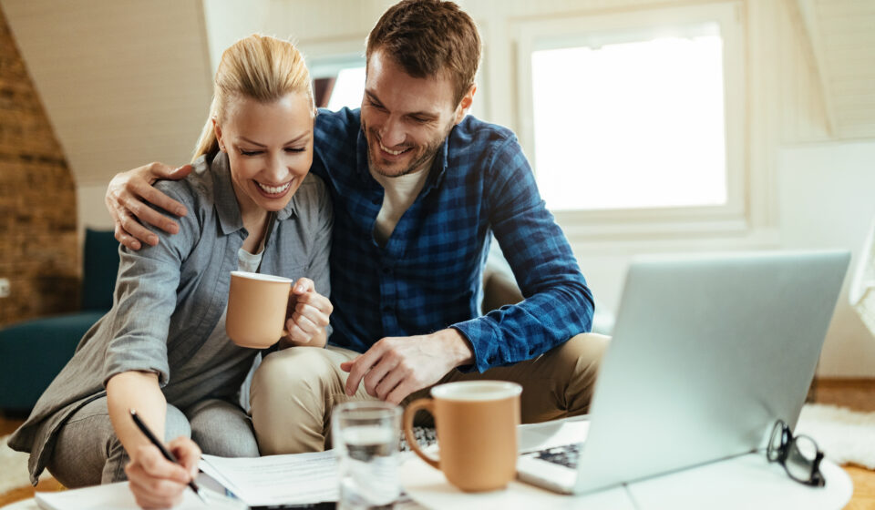 Couple signant un crédit immobilier dans une banque à la rentrée 2025.