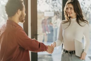 Locataire remettant un dossier de location complet à un agent immobilier en 2025.