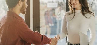 Locataire remettant un dossier de location complet à un agent immobilier en 2025.