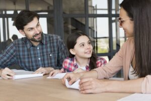 Famille préparant la rentrée scolaire tout en signant un contrat d’achat immobilier.