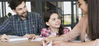 Famille préparant la rentrée scolaire tout en signant un contrat d’achat immobilier.