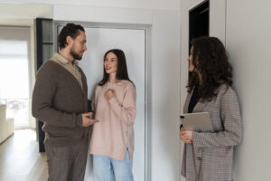 Investisseur immobilier examinant un appartement pour un projet locatif en 2025.