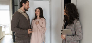 Investisseur immobilier examinant un appartement pour un projet locatif en 2025.