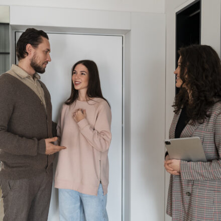 Investisseur immobilier examinant un appartement pour un projet locatif en 2025.
