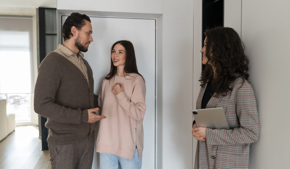 Investisseur immobilier examinant un appartement pour un projet locatif en 2025.
