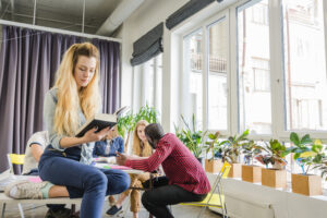 Étudiants à Toulouse dans une résidence universitaire moderne en 2025