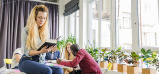 Étudiants à Toulouse dans une résidence universitaire moderne en 2025