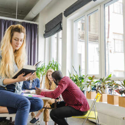 Étudiants à Toulouse dans une résidence universitaire moderne en 2025