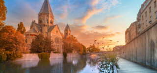 Vue panoramique de Metz avec sa cathédrale, reflet d’un marché immobilier attractif en 2025.