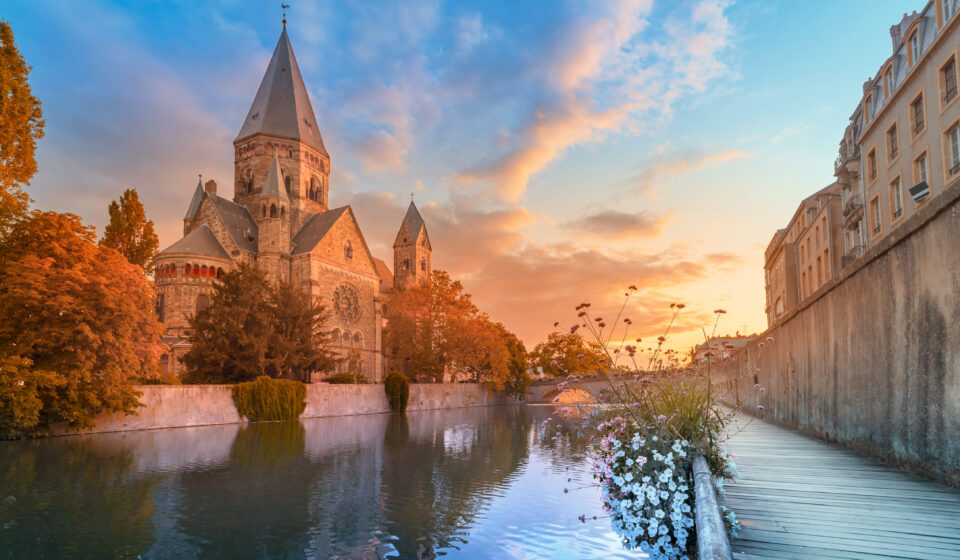 Metz – Les opportunités à saisir en 2025 Vue panoramique de Metz avec sa cathédrale, reflet d’un marché immobilier attractif en 2025.