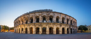 Vue panoramique des Arènes de Nîmes et du centre-ville, symbole du marché immobilier attractif en 2025.