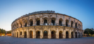 Vue panoramique des Arènes de Nîmes et du centre-ville, symbole du marché immobilier attractif en 2025.