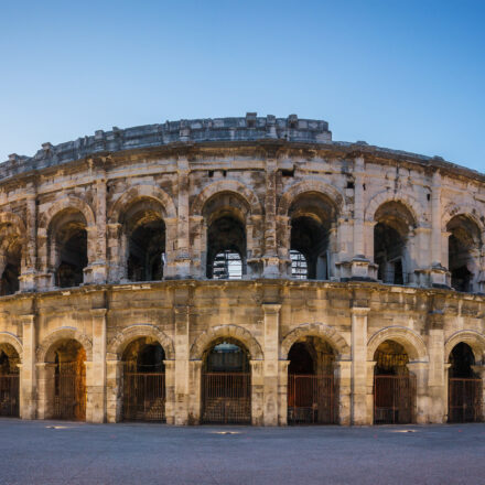 Vue panoramique des Arènes de Nîmes et du centre-ville, symbole du marché immobilier attractif en 2025.