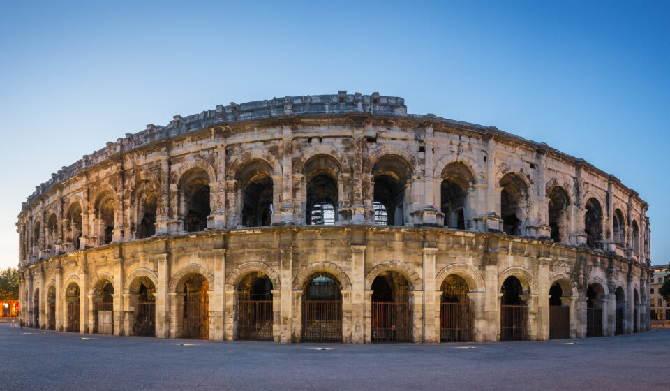 Vue panoramique des Arènes de Nîmes et du centre-ville, symbole du marché immobilier attractif en 2025.