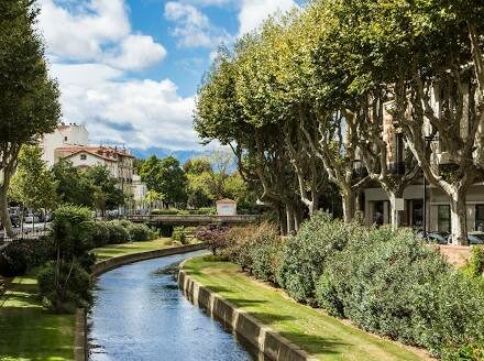 Centre-ville de Perpignan avec le Castillet, emblème d’un marché immobilier attractif en 2025.