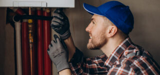 Technicien effectuant l’entretien d’une chaudière pour optimiser le chauffage avant l’hiver 2025.