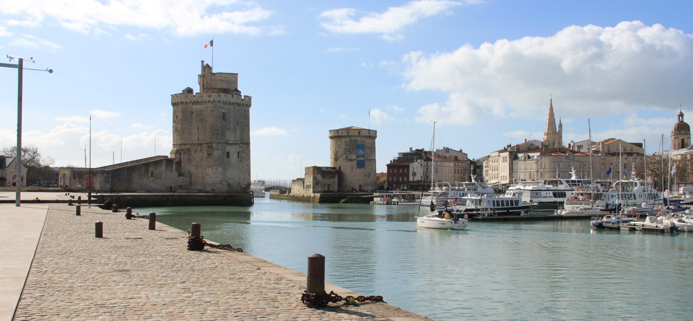 Vue du Vieux-Port de La Rochelle, illustrant le marché immobilier côtier en 2025