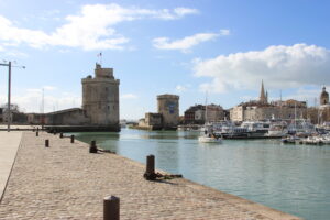 Vue du Vieux-Port de La Rochelle, illustrant le marché immobilier côtier en 2025