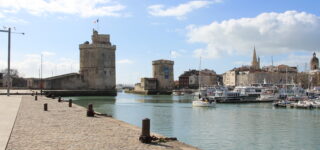 Vue du Vieux-Port de La Rochelle, illustrant le marché immobilier côtier en 2025