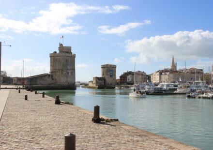 Vue du Vieux-Port de La Rochelle, illustrant le marché immobilier côtier en 2025