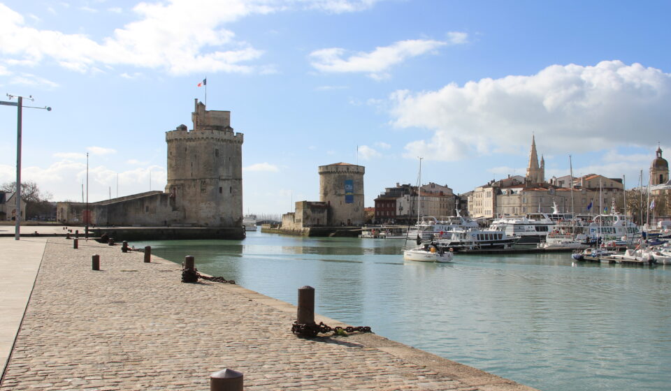 Focus Ville – La Rochelle : un marché côtier encore porteur Vue du Vieux-Port de La Rochelle, illustrant le marché immobilier côtier en 2025