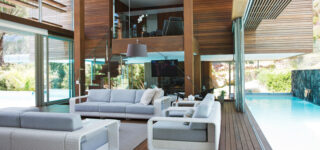 Piscine intérieure moderne dans une maison de prestige, symbole de confort et de valorisation immobilière en 2025.