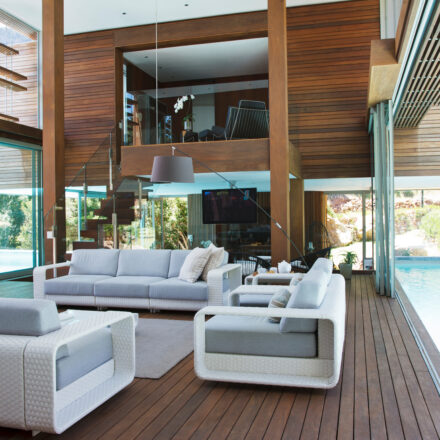 Lifestyle : les piscines intérieures qui séduisent les acheteurs Piscine intérieure moderne dans une maison de prestige, symbole de confort et de valorisation immobilière en 2025.