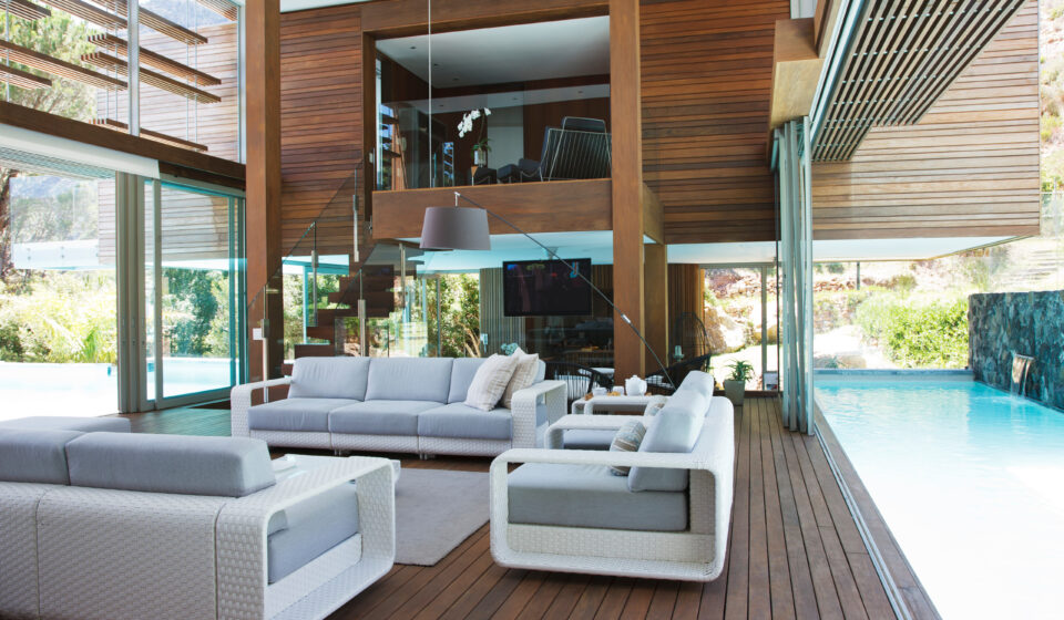 Lifestyle : les piscines intérieures qui séduisent les acheteurs Piscine intérieure moderne dans une maison de prestige, symbole de confort et de valorisation immobilière en 2025.