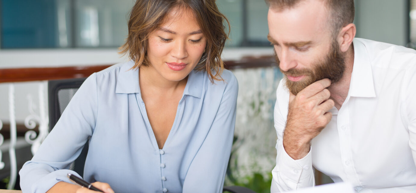 Crédit immo : quelles alternatives aux prêts classiques ? Signature d’un contrat de crédit immobilier, illustrant les nouvelles alternatives de financement en 2025.
