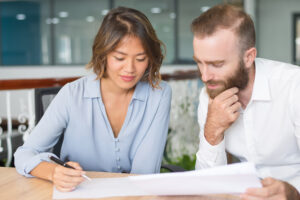 Signature d’un contrat de crédit immobilier, illustrant les nouvelles alternatives de financement en 2025.