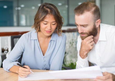 Signature d’un contrat de crédit immobilier, illustrant les nouvelles alternatives de financement en 2025.
