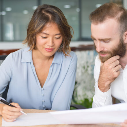 Signature d’un contrat de crédit immobilier, illustrant les nouvelles alternatives de financement en 2025.