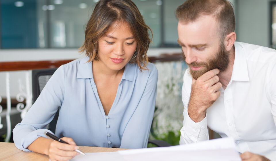 Crédit immo : quelles alternatives aux prêts classiques ? Signature d’un contrat de crédit immobilier, illustrant les nouvelles alternatives de financement en 2025.