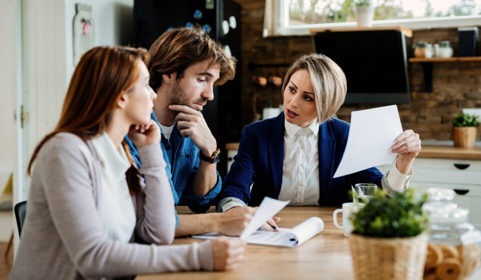 Crédit immobilier fin 2025 : faut-il encore attendre pour acheter ? Acheteur rencontrant son banquier pour un prêt immobilier en 2025, taux stables et conseils de financement.