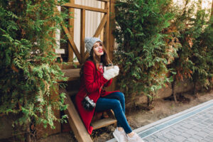 Préparation des extérieurs d’une maison pour l’hiver : terrasse, jardin et toiture protégés.