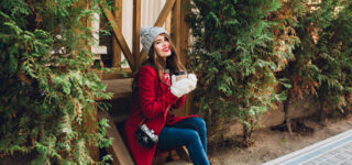 Préparation des extérieurs d’une maison pour l’hiver : terrasse, jardin et toiture protégés.