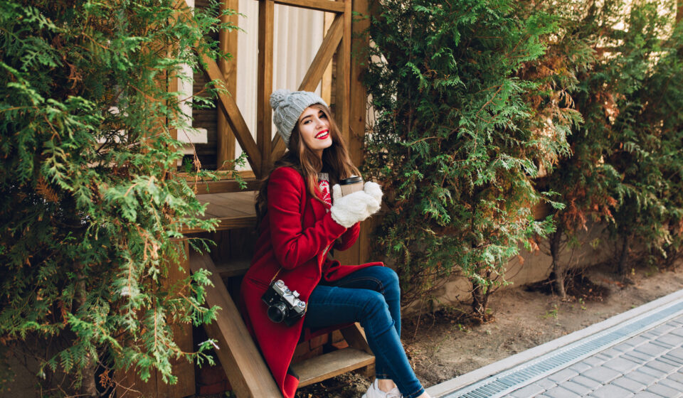 Préparation des extérieurs d’une maison pour l’hiver : terrasse, jardin et toiture protégés.