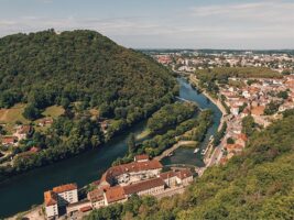 Vue panoramique de Besançon et de la Citadelle, symbole d’un marché immobilier stable en 2025