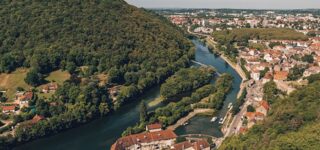 Vue panoramique de Besançon et de la Citadelle, symbole d’un marché immobilier stable en 2025