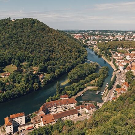 Vue panoramique de Besançon et de la Citadelle, symbole d’un marché immobilier stable en 2025