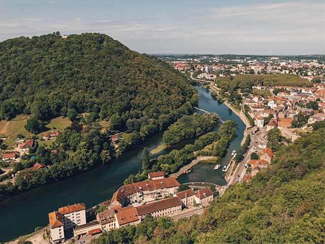 Besançon : un marché discret mais rentable Vue panoramique de Besançon et de la Citadelle, symbole d’un marché immobilier stable en 2025