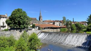 Village médiéval du Cantal avec maisons anciennes et résidences secondaires