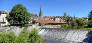 Village médiéval du Cantal avec maisons anciennes et résidences secondaires