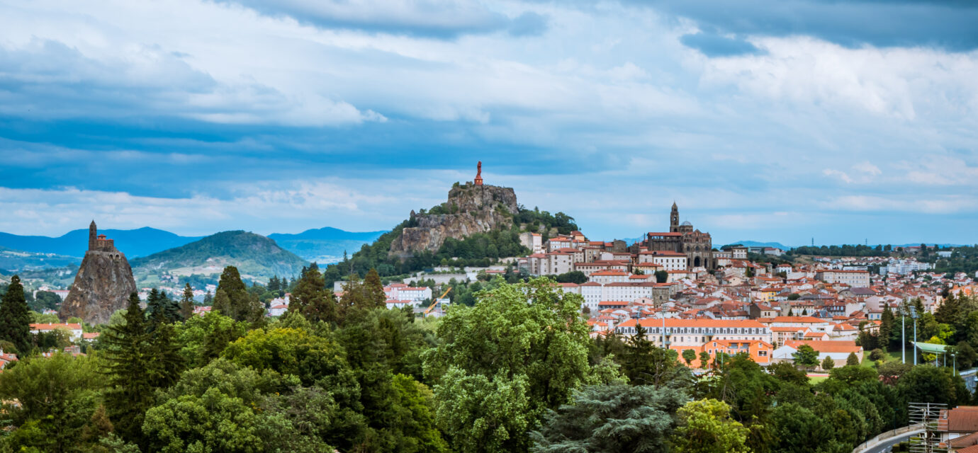 Vue aérienne du Puy-en-Velay, marché immobilier Haute-Loire à 1 530 €/m² en 2025