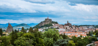 Vue aérienne du Puy-en-Velay, marché immobilier Haute-Loire à 1 530 €/m² en 2025
