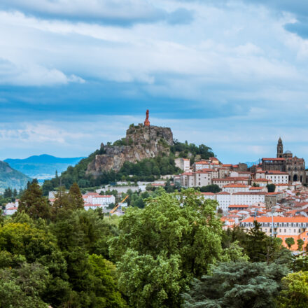 Vue aérienne du Puy-en-Velay, marché immobilier Haute-Loire à 1 530 €/m² en 2025