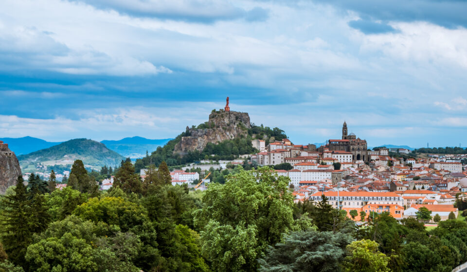 Vue aérienne du Puy-en-Velay, marché immobilier Haute-Loire à 1 530 €/m² en 2025