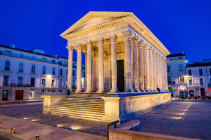 Vue des arènes et du centre historique de Nîmes, symbole d’un marché immobilier attractif.