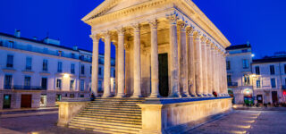 Vue des arènes et du centre historique de Nîmes, symbole d’un marché immobilier attractif.