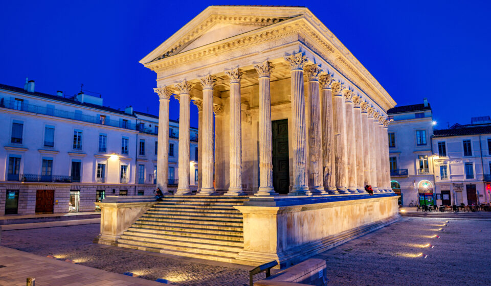 Vue des arènes et du centre historique de Nîmes, symbole d’un marché immobilier attractif.